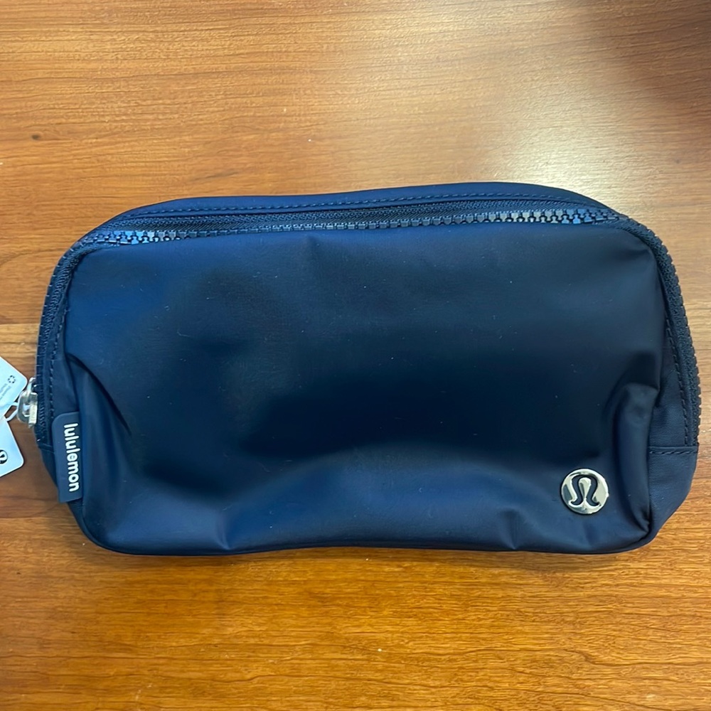 NWT Lululemon - Everywhere Belt Bag - Navy